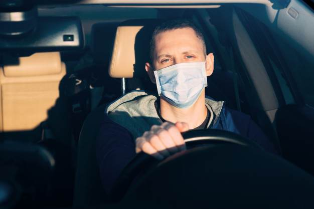 Choisir entre payer une assurance auto mensuellement ou anuellement